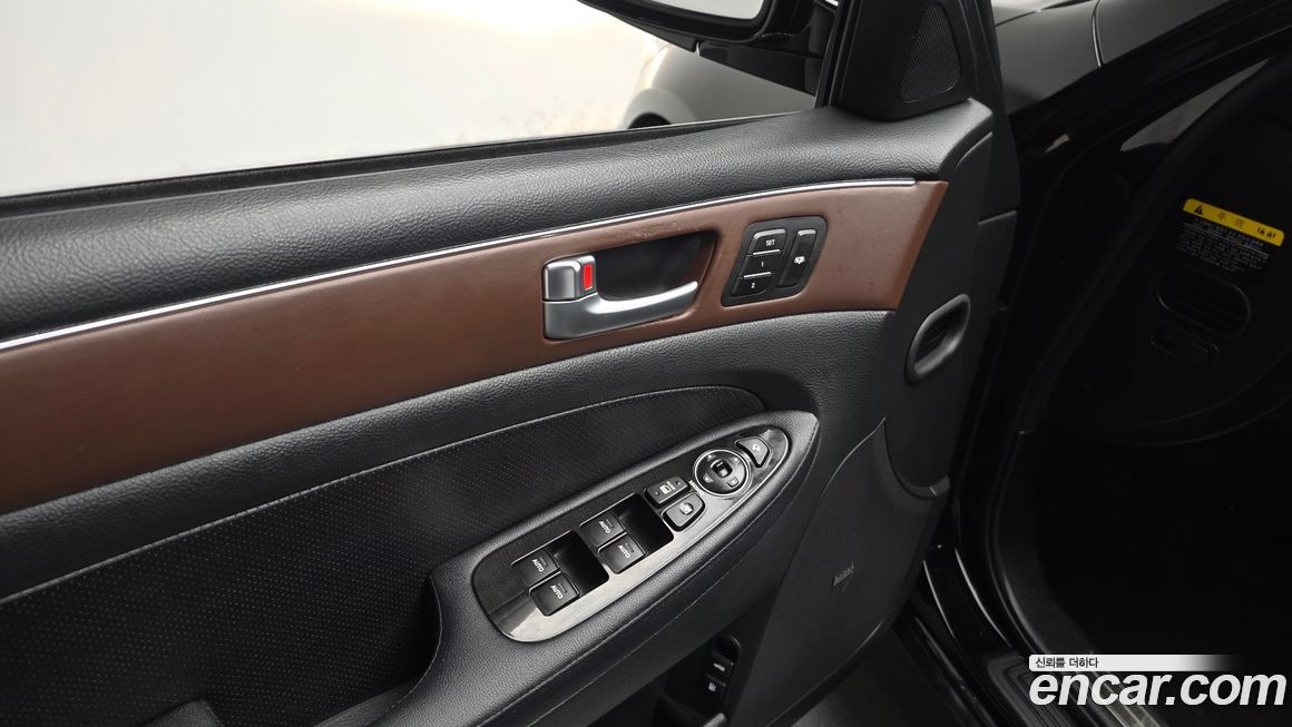 Hyundai Genesis 2012