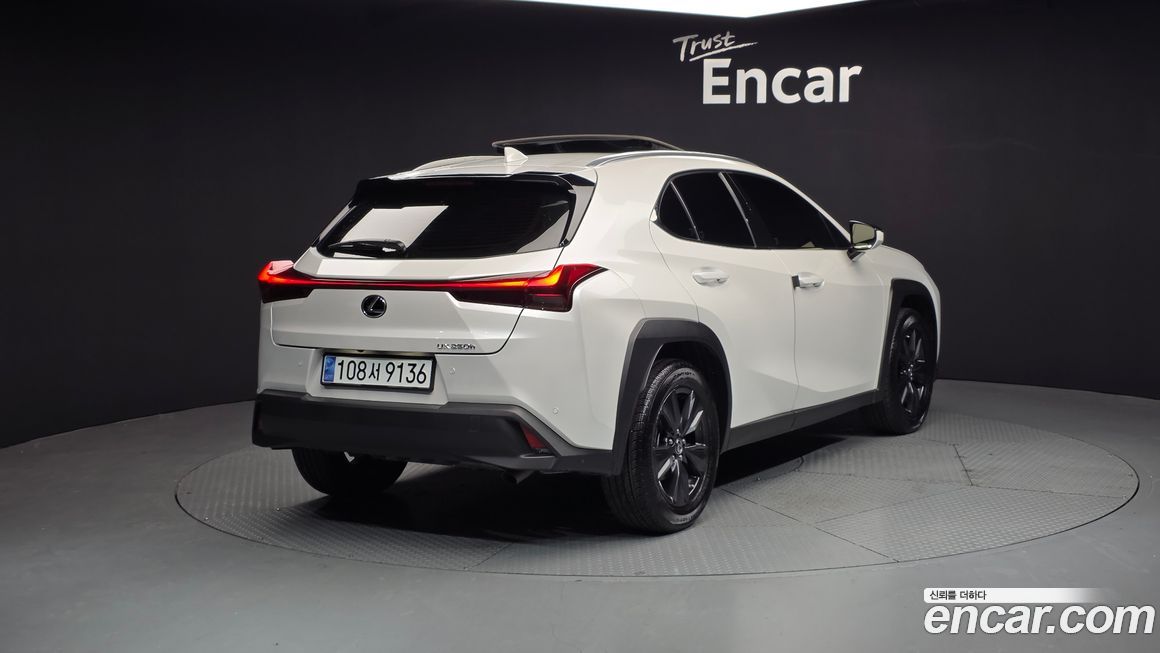 Lexus UX 2024