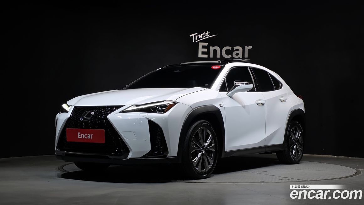 Lexus UX 2025