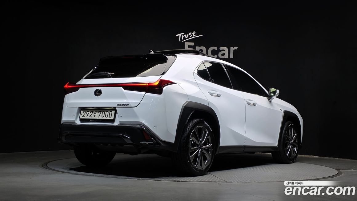 Lexus UX 2025