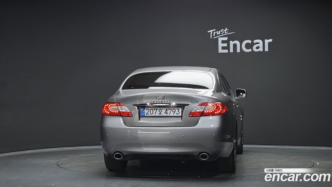 Infiniti Q70 2014