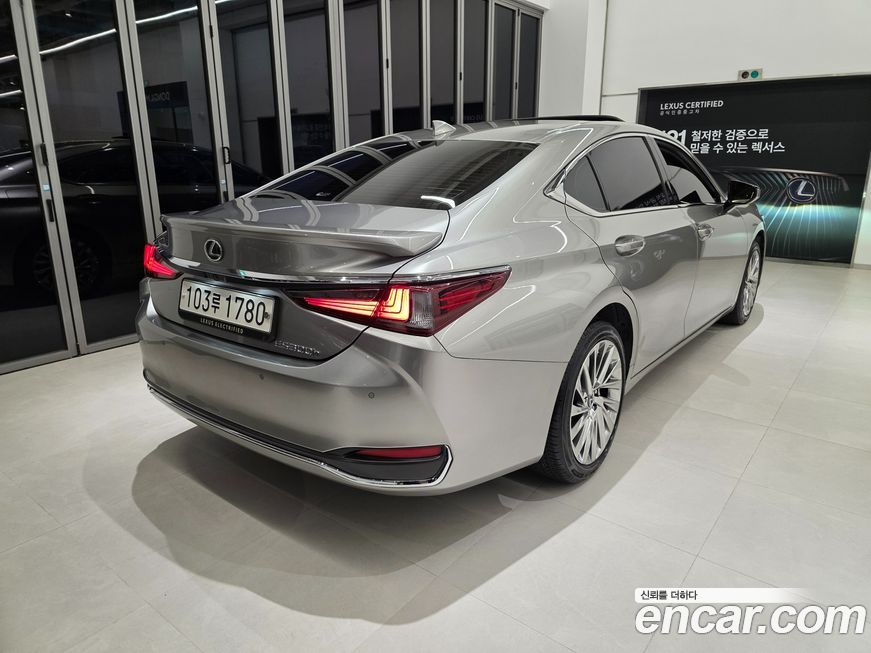 Lexus ES 2024