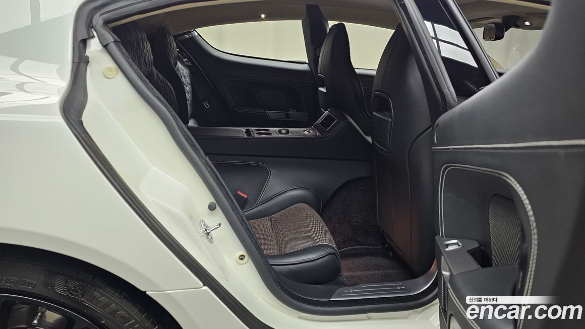 Astonmartin Rapide 2015