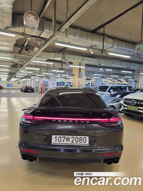 Porsche Panamera 2021