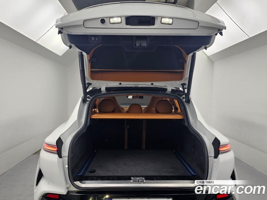 Astonmartin DBX 2023