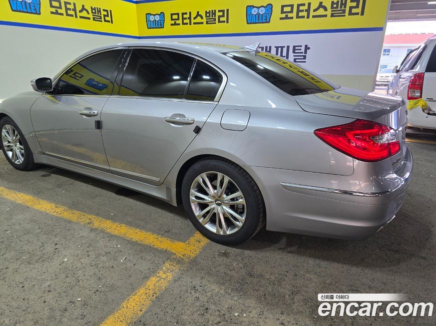 Hyundai Genesis 2012