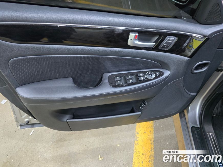 Hyundai Genesis 2012