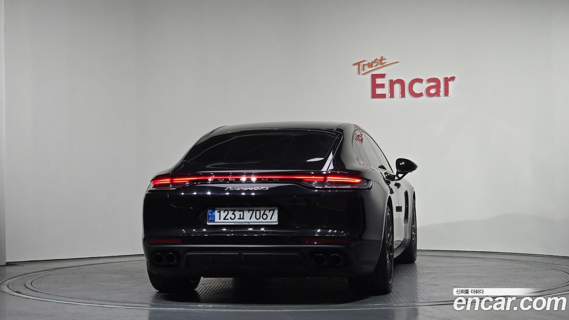 Porsche Panamera 2021