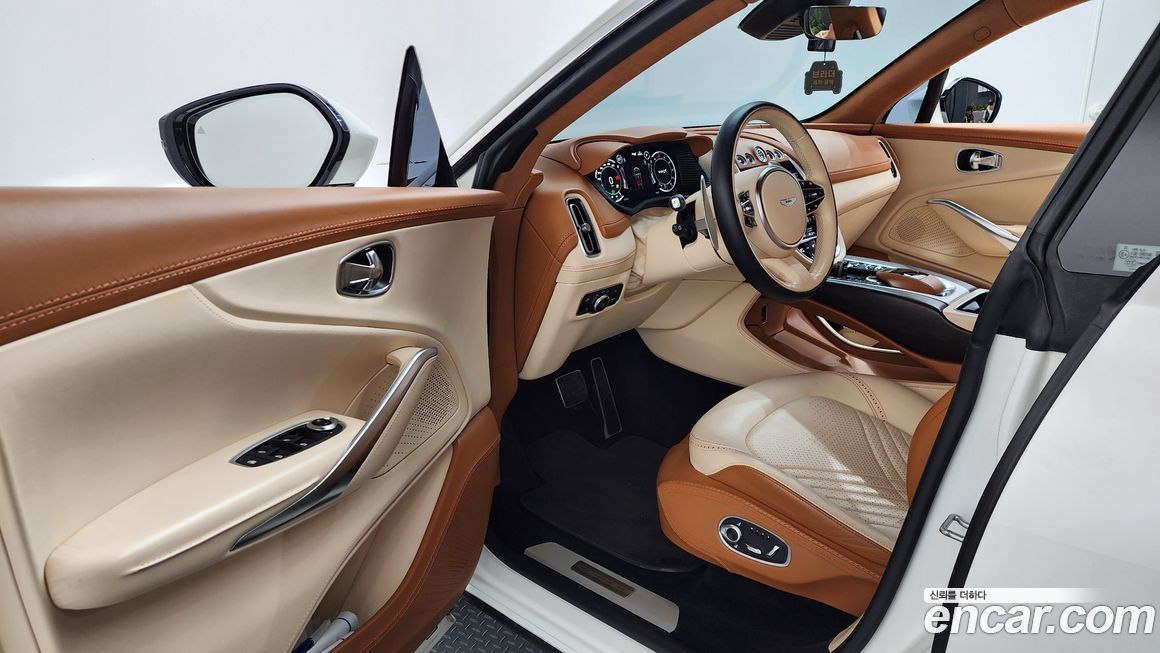 Astonmartin DBX 2021