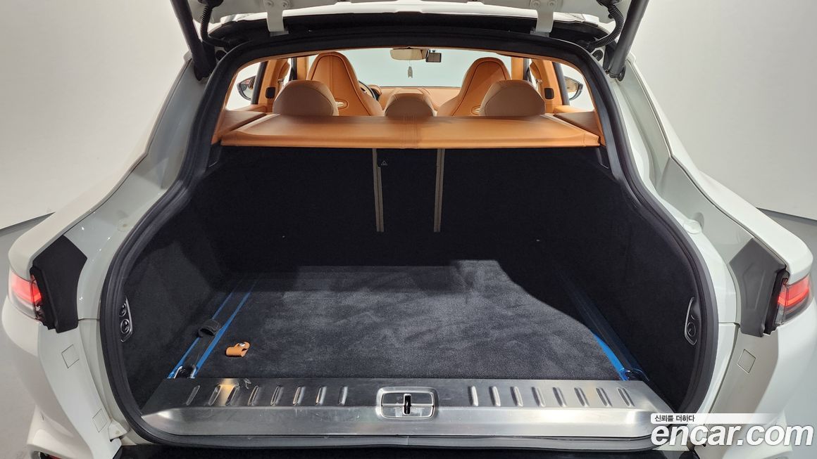 Astonmartin DBX 2021