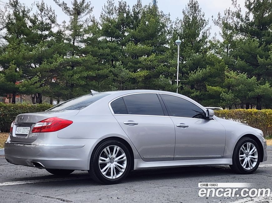 Hyundai Genesis 2012