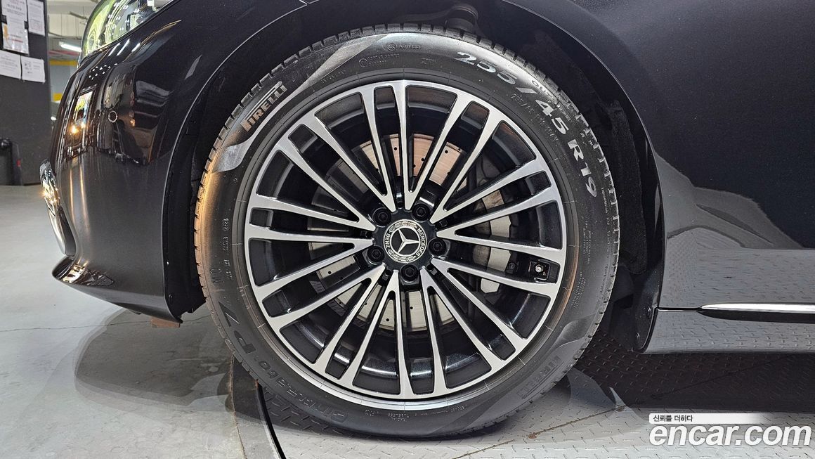 Mercedes-Benz S-Class 2025