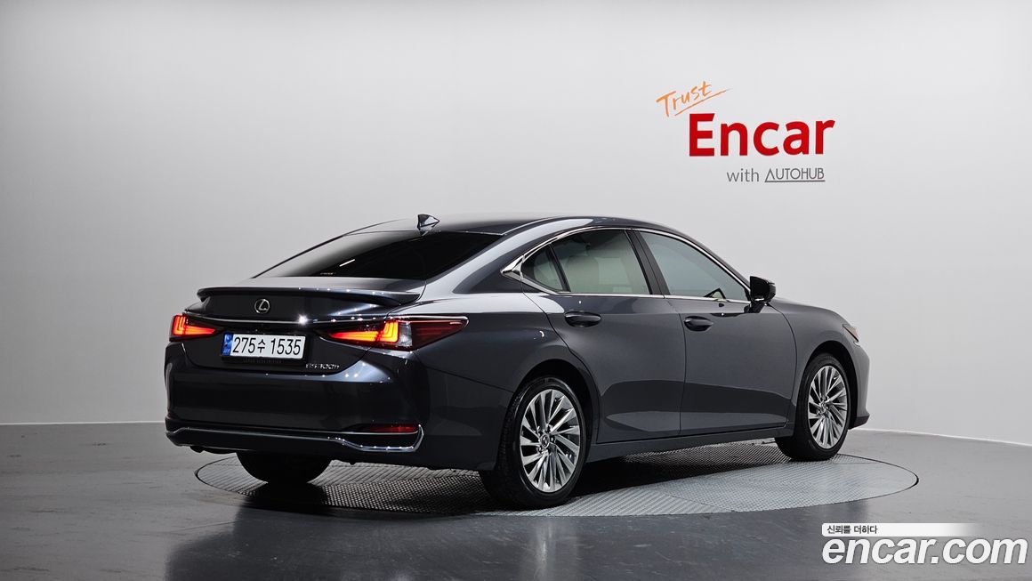 Lexus ES 2025