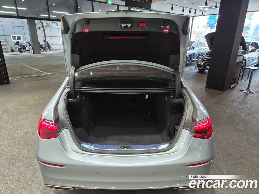 Mercedes-Benz S-Class 2025