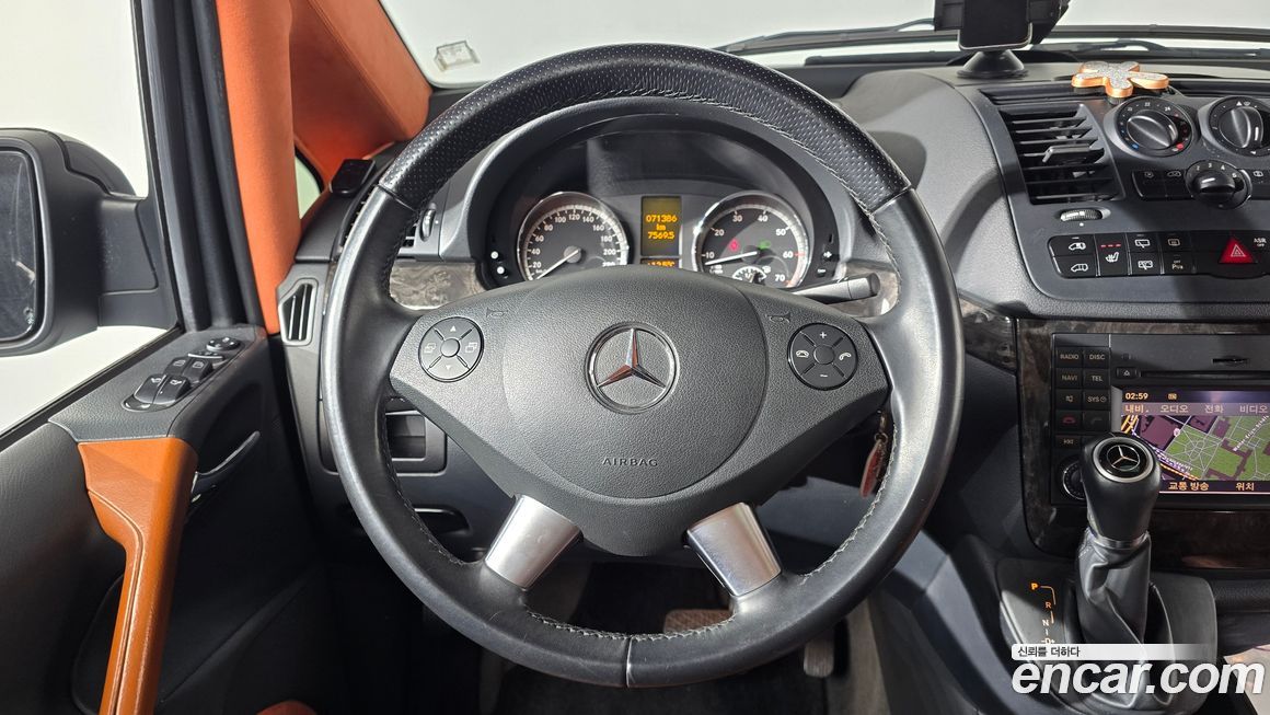 Mercedes-Benz V-Class 2011