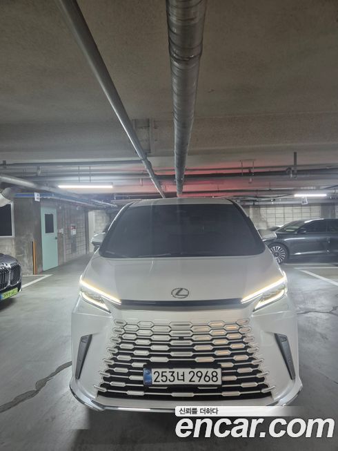 Lexus LM 2025