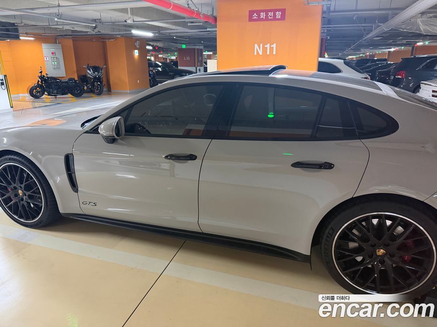 Porsche Panamera 2021