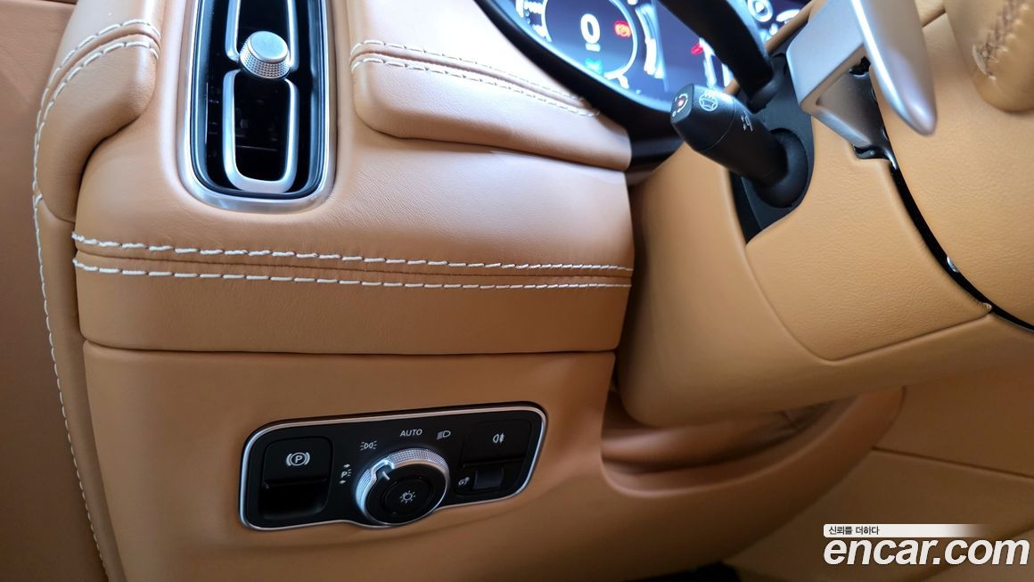 Astonmartin DBX 2023