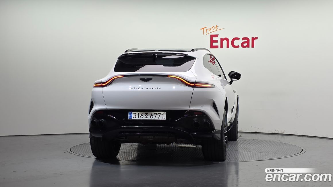 Astonmartin DBX 2023