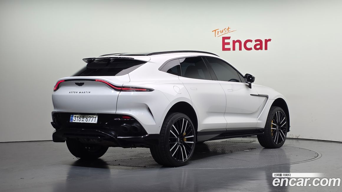 Astonmartin DBX 2023