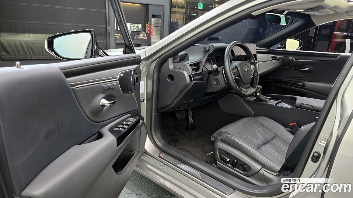 Lexus ES 2025