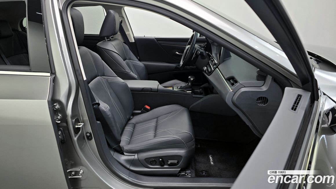 Lexus ES 2025