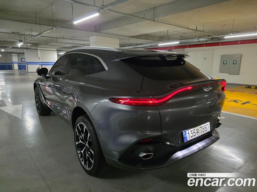 Astonmartin DBX 2021