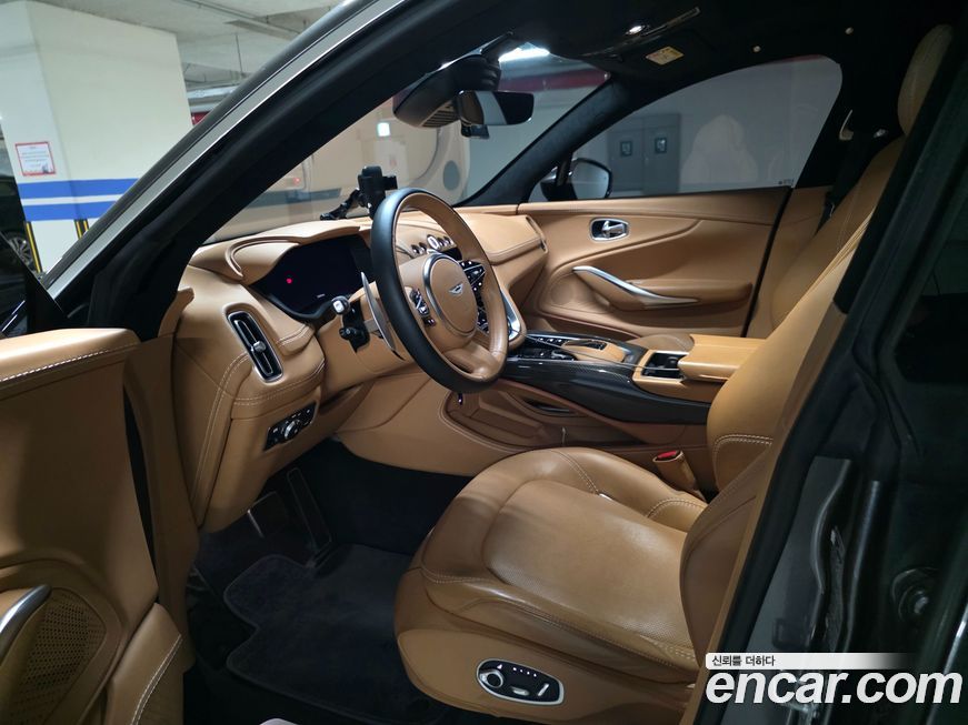 Astonmartin DBX 2021