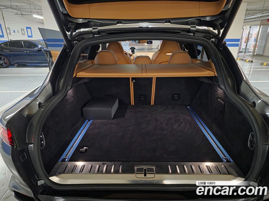 Astonmartin DBX 2021