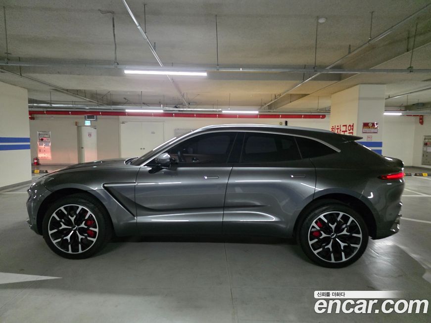 Astonmartin DBX 2021