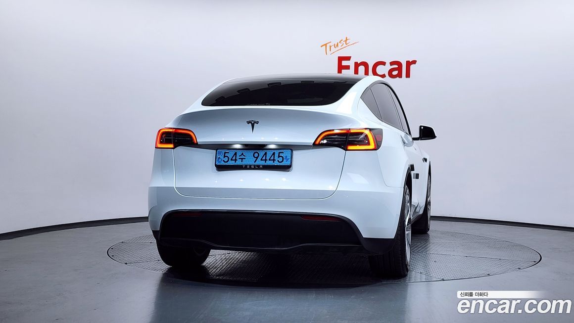 Tesla Model Y 2024