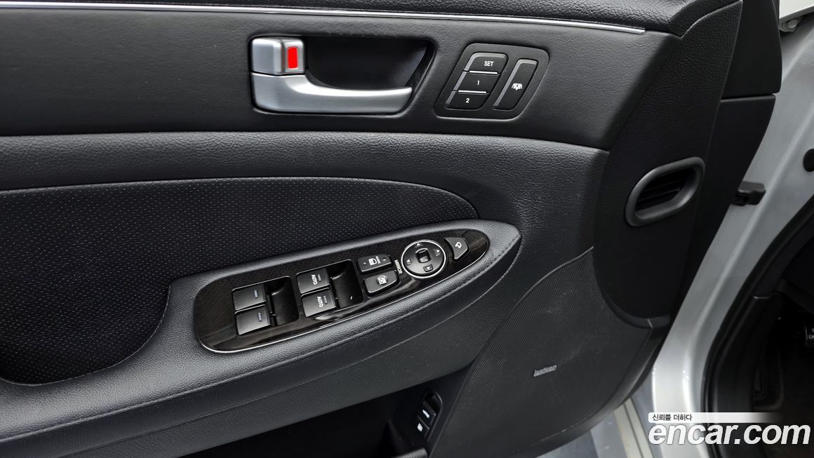 Hyundai Genesis 2012