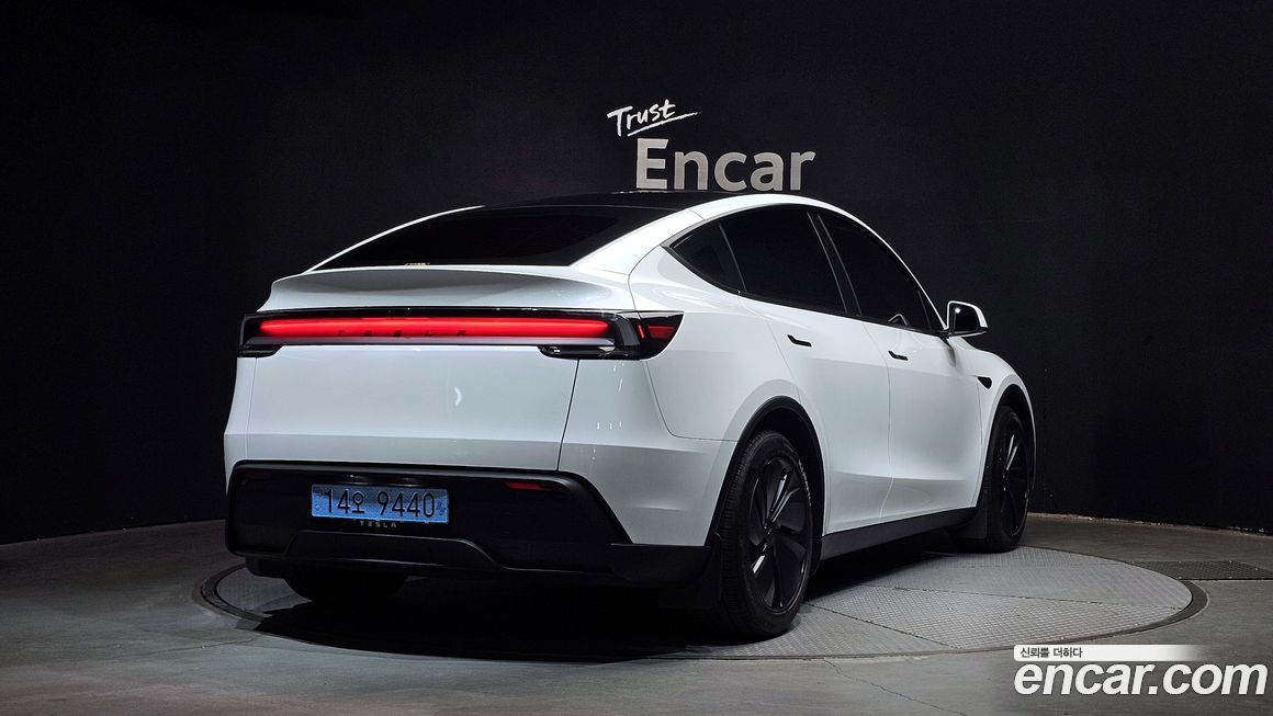 Tesla Model Y 2025