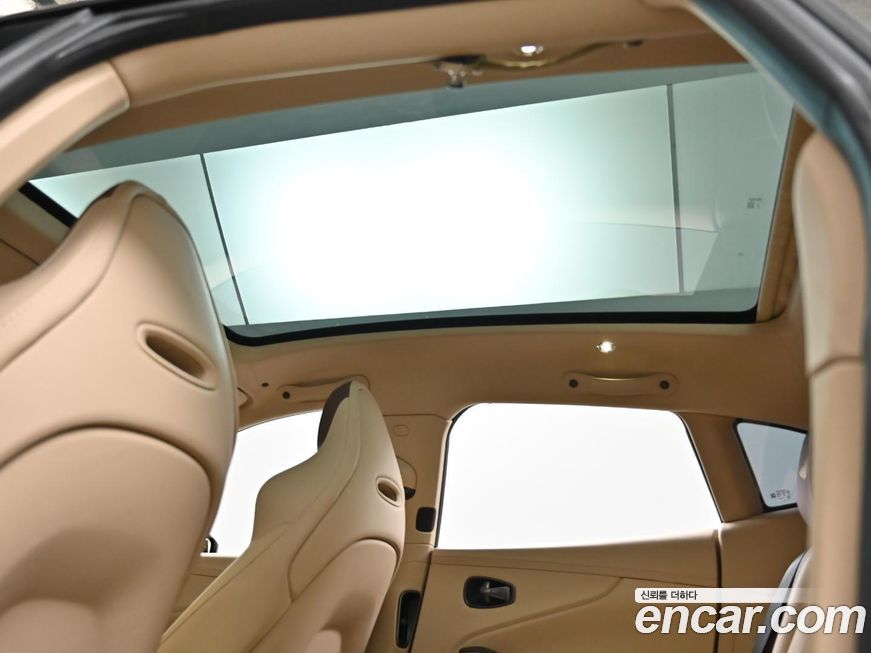 Astonmartin DBX 2023