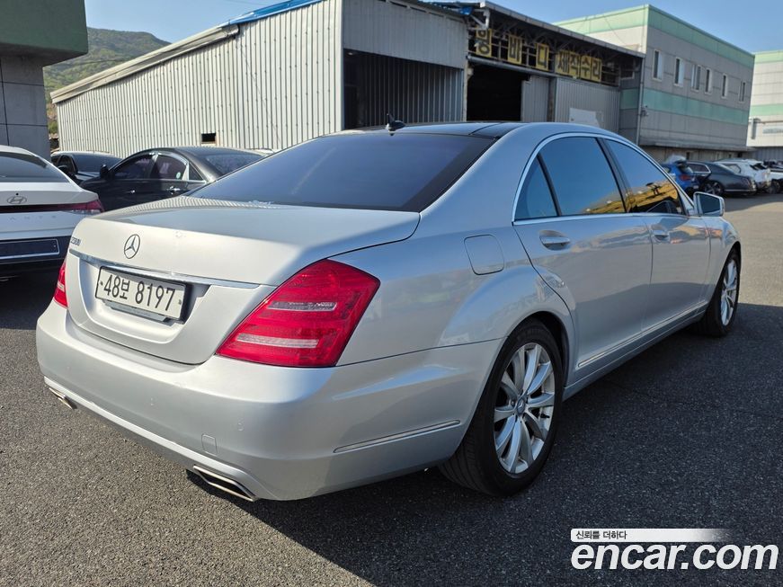 Mercedes-Benz S-Class 2011