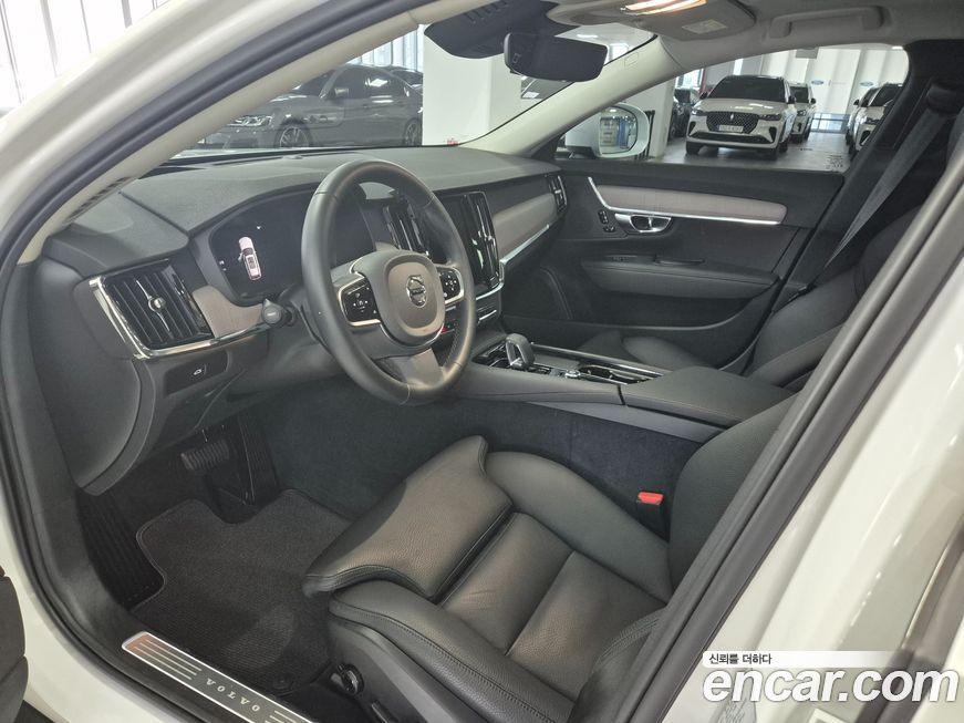 Volvo V90 2025