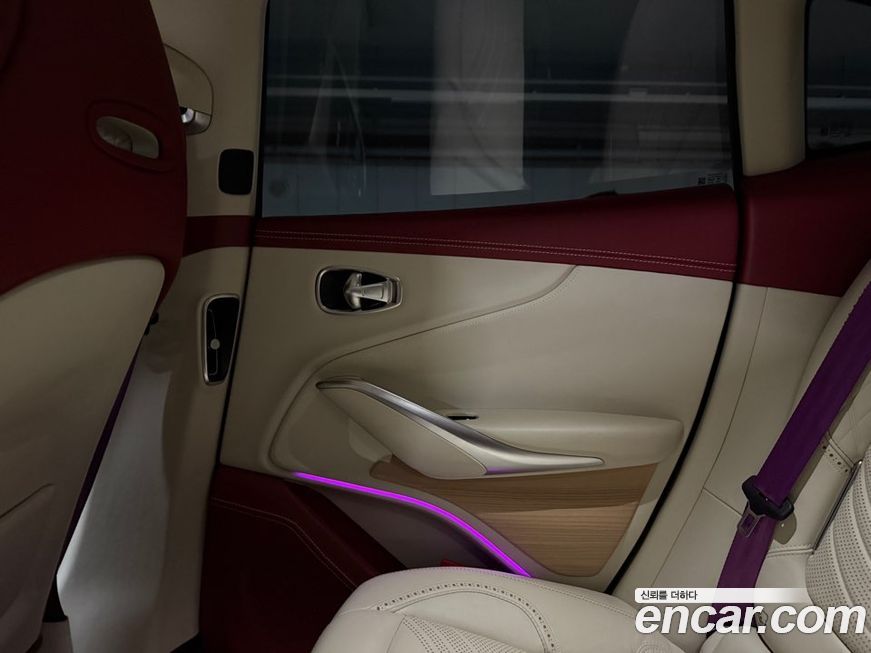 Astonmartin DBX 2022