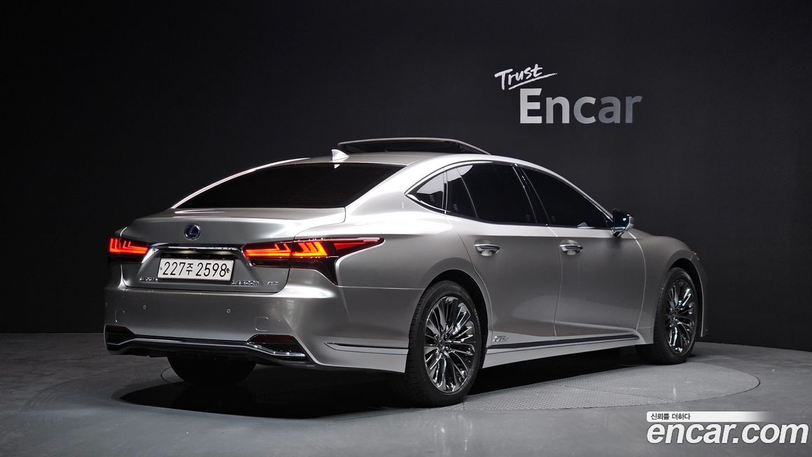 Lexus LS 2021