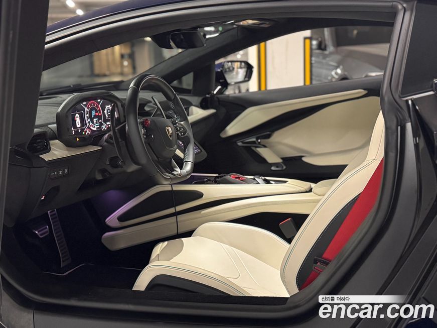 Lamborghini Revuelto 2025