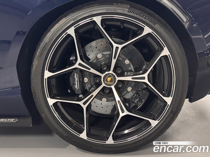 Lamborghini Revuelto 2025