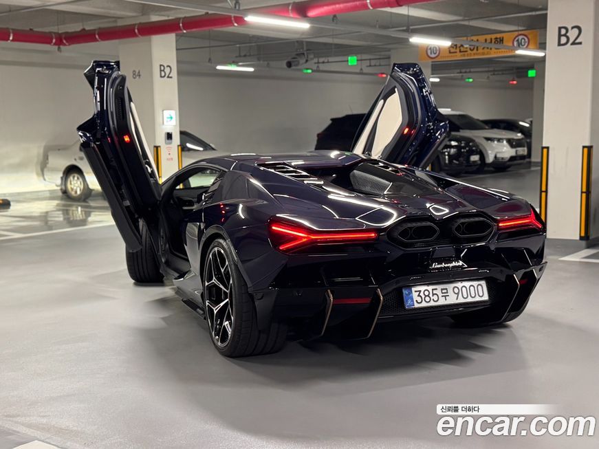 Lamborghini Revuelto 2025