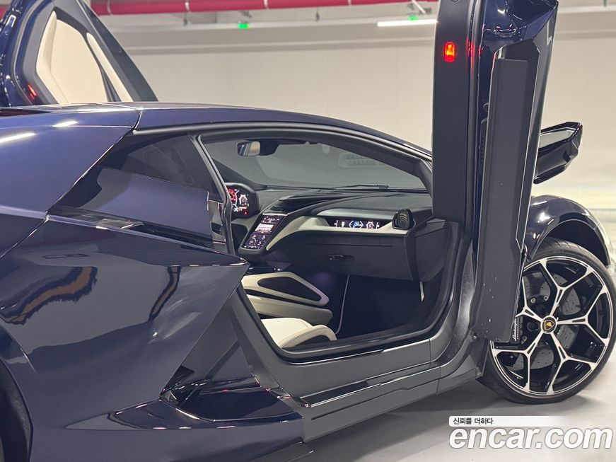 Lamborghini Revuelto 2025