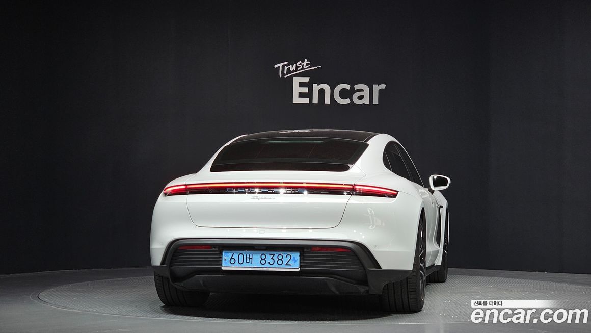 Porsche Taycan 2022