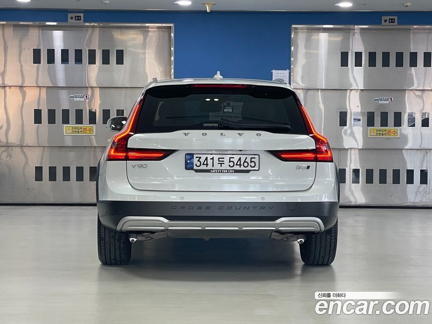 Volvo V90 2024