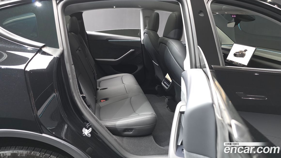 Tesla Model Y 2025