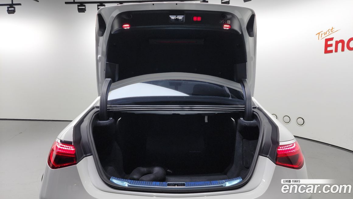 Mercedes-Benz S-Class 2024