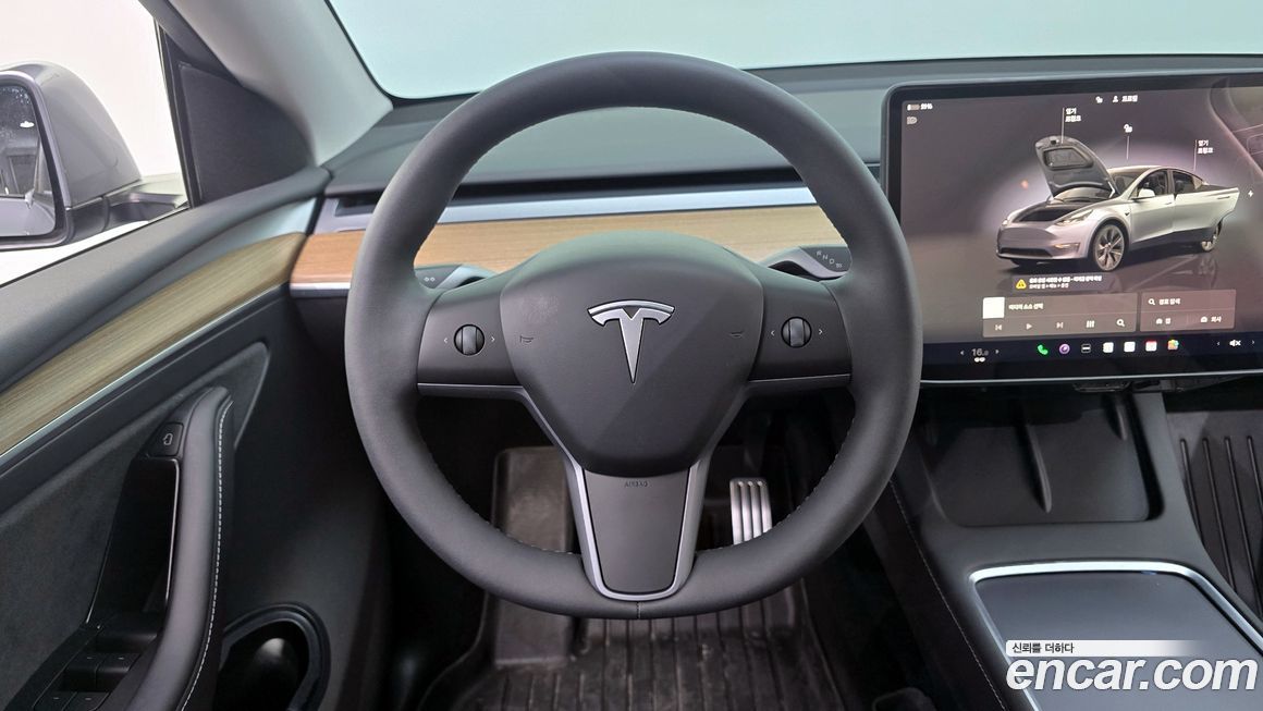 Tesla Model Y 2025
