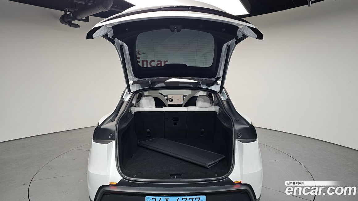 Tesla Model Y 2025