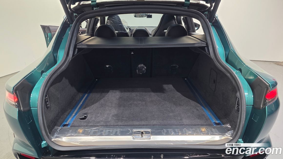 Astonmartin DBX 2023