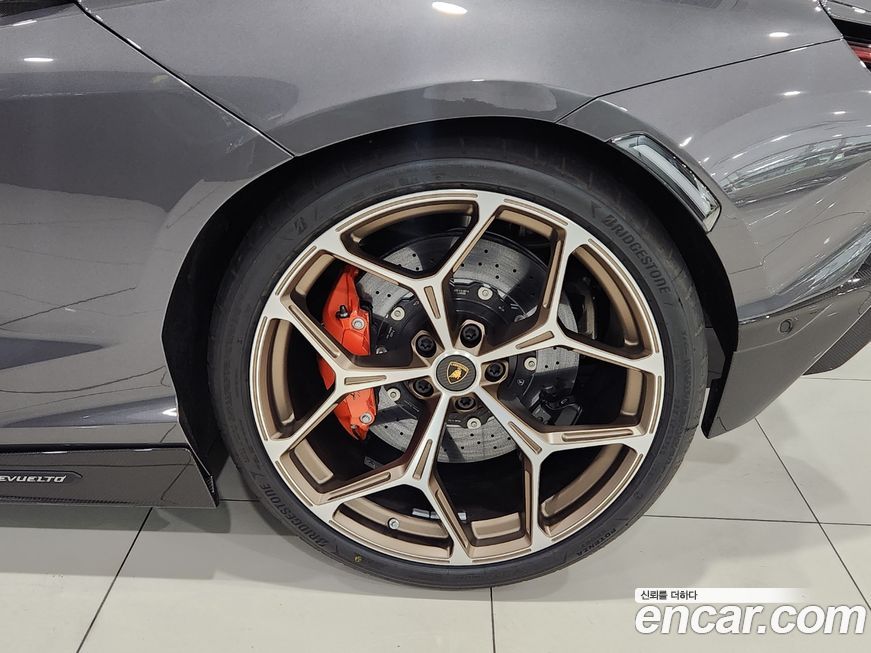 Lamborghini Revuelto 2025